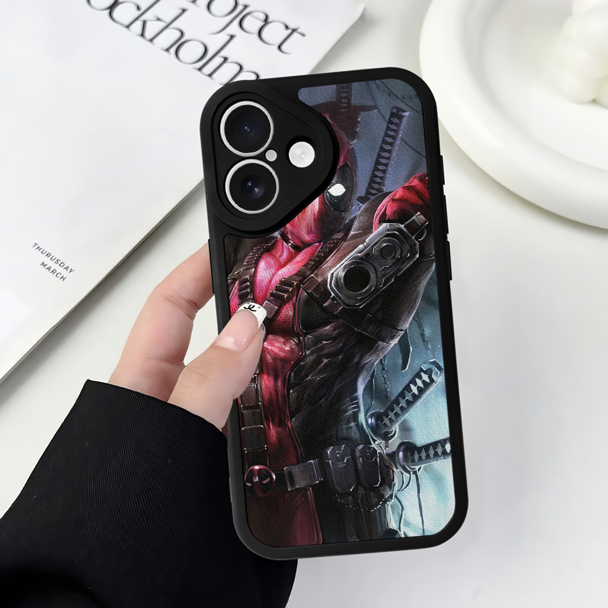（画像用） Deadpool デッドプール 【iPhone 16シリーズ対応】シリコンスマホケース（レザー調） 材質：シリコン